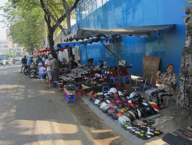 Đi Bến Thành “sắm” đồ cũ chơi tết - ảnh 1